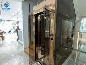 Thang máy gia đình khung kính cao cấp, kiểu dáng sang trọng, phù hợp với biệt thự hiện đại.
