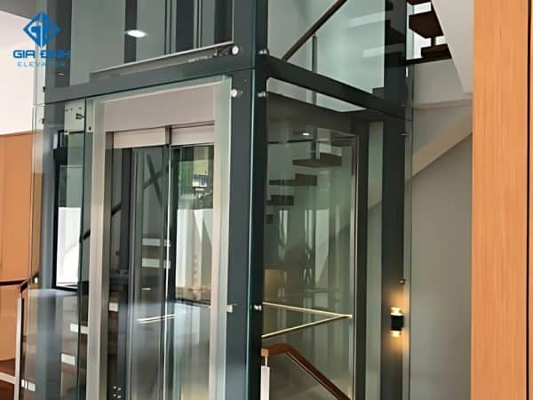 Thang máy mini gia đình nhỏ gọn, phù hợp với không gian hạn chế nhưng vẫn đảm bảo tính tiện nghi.
