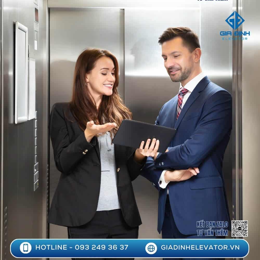 Nhân viên đang hướng dẫn khách hàng cách sử dụng thang máy mini đúng cách để đảm bảo an toàn và hiệu quả.