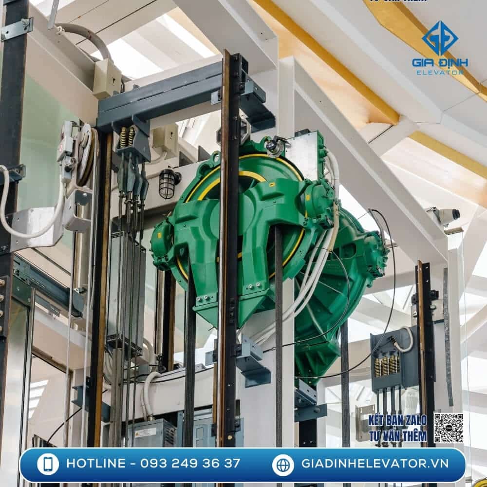 Hệ thống kết cấu cơ khí của thang máy mini với động cơ hiện đại, giúp tiết kiệm không gian và vận hành hiệu quả hơn.