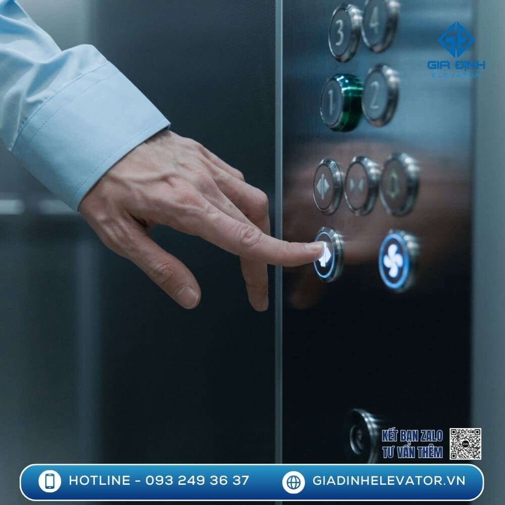 Hình ảnh một chiếc thang máy mini với thiết kế tối giản, phù hợp với nhà phố nhỏ hoặc nhà cải tạo.