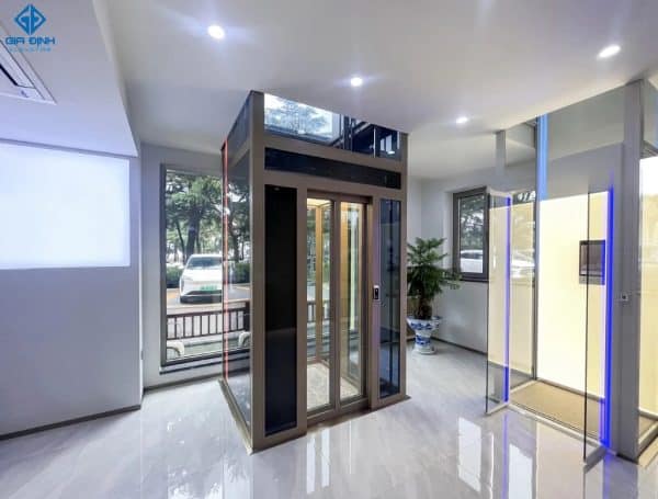 Hình ảnh thang máy kính gia đình đang trong quá trình lắp đặt, với thiết kế sang trọng và hiện đại.
