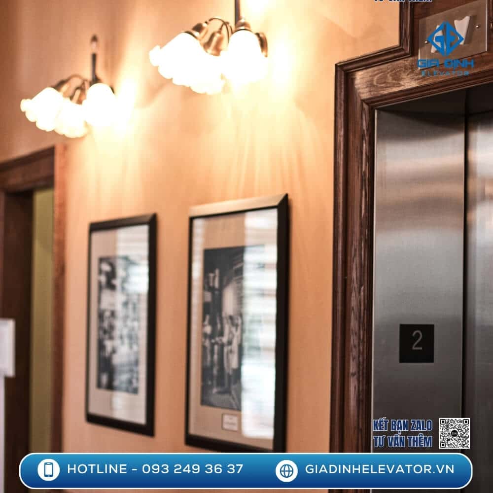 Hình ảnh thang máy mini trong không gian khách sạn, với thiết kế đẹp mắt và hiện đại, giúp nâng cao trải nghiệm cho khách hàng.
