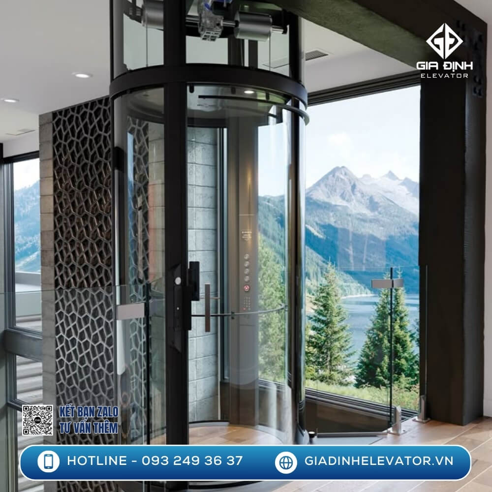 Thang máy sang trọng khung kính tròn lắp đặt tại biệt thự sân vườn, thiết kế tinh tế, đón ánh sáng tự nhiên, nâng tầm không gian sống đẳng cấp.