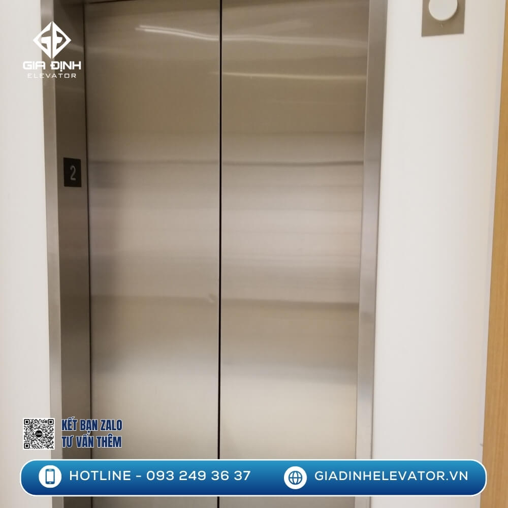 Thang máy cửa inox hai cánh mở từ giữa, thiết kế hiện đại, phù hợp cho nhà phố, chung cư mini hoặc văn phòng. Lắp đặt gọn gàng, tiết kiệm diện tích. Thang máy giá rẻ
