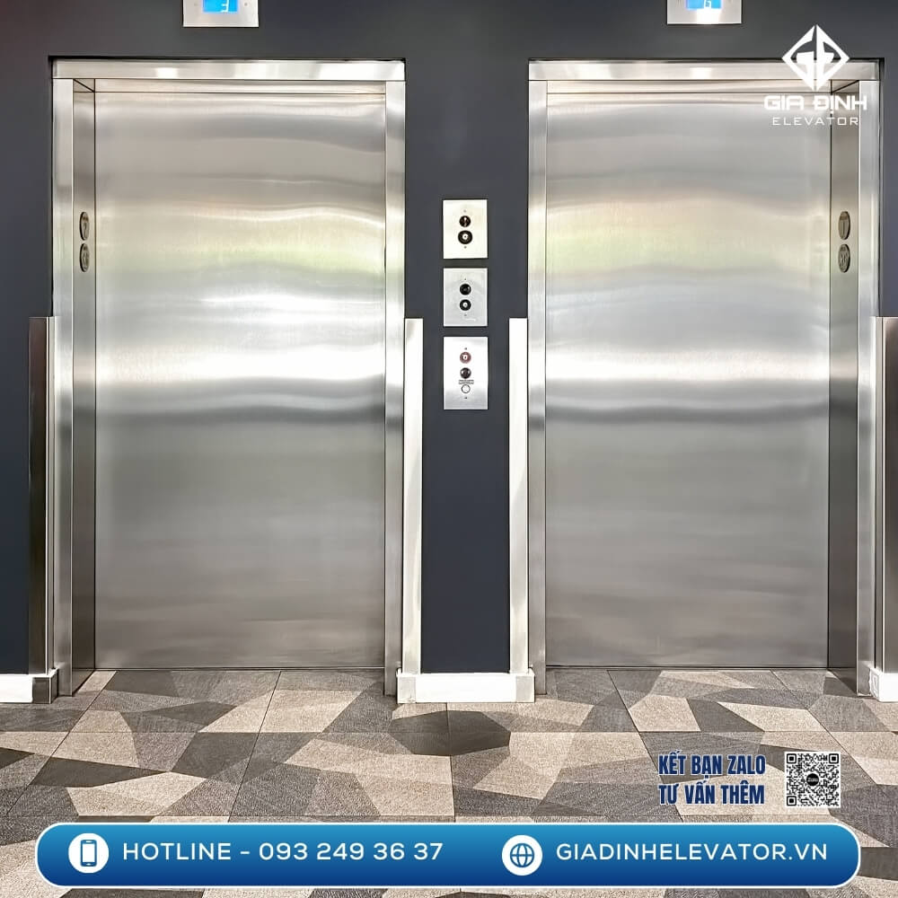 Thang máy gia đình sử dụng cửa inox đôi, thiết kế hiện đại, phù hợp với nhà ở nhiều tầng và căn hộ cao cấp.