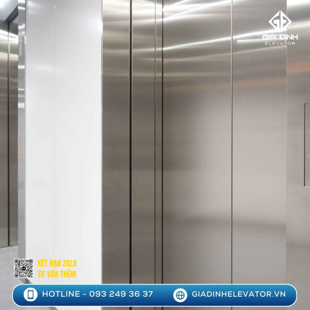 Cận cảnh cửa thang máy gia đình bằng inox sáng bóng, thiết kế tối giản và hiện đại, phù hợp không gian nhà phố.