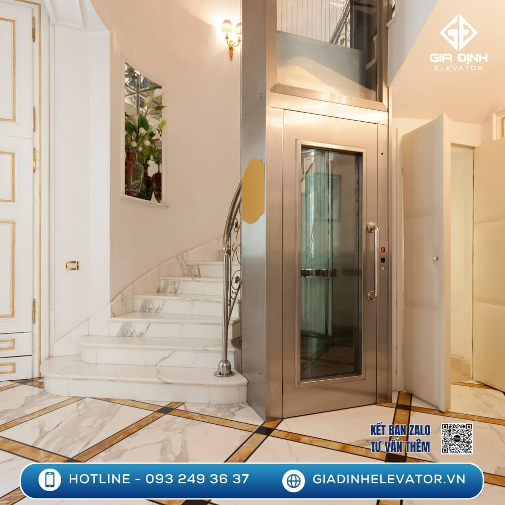 Thang máy mini lắp đặt hoàn thiện tại một không gian nhà phố với thiết kế sang trọng, gọn gàng sát cầu thang bộ.