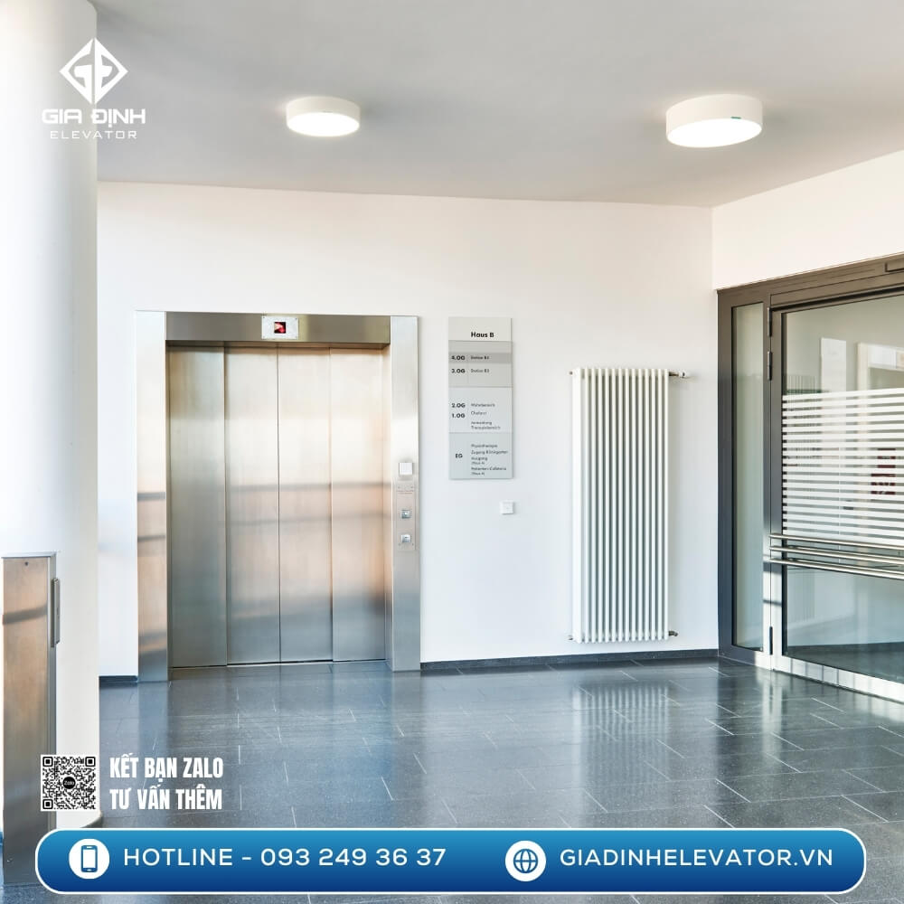 Hình ảnh thang máy gia đình giá rẻ lắp trong nhà phố 3 tầng, tông sáng thanh lịch, tích hợp đèn LED và bảng điều khiển hiện đại.