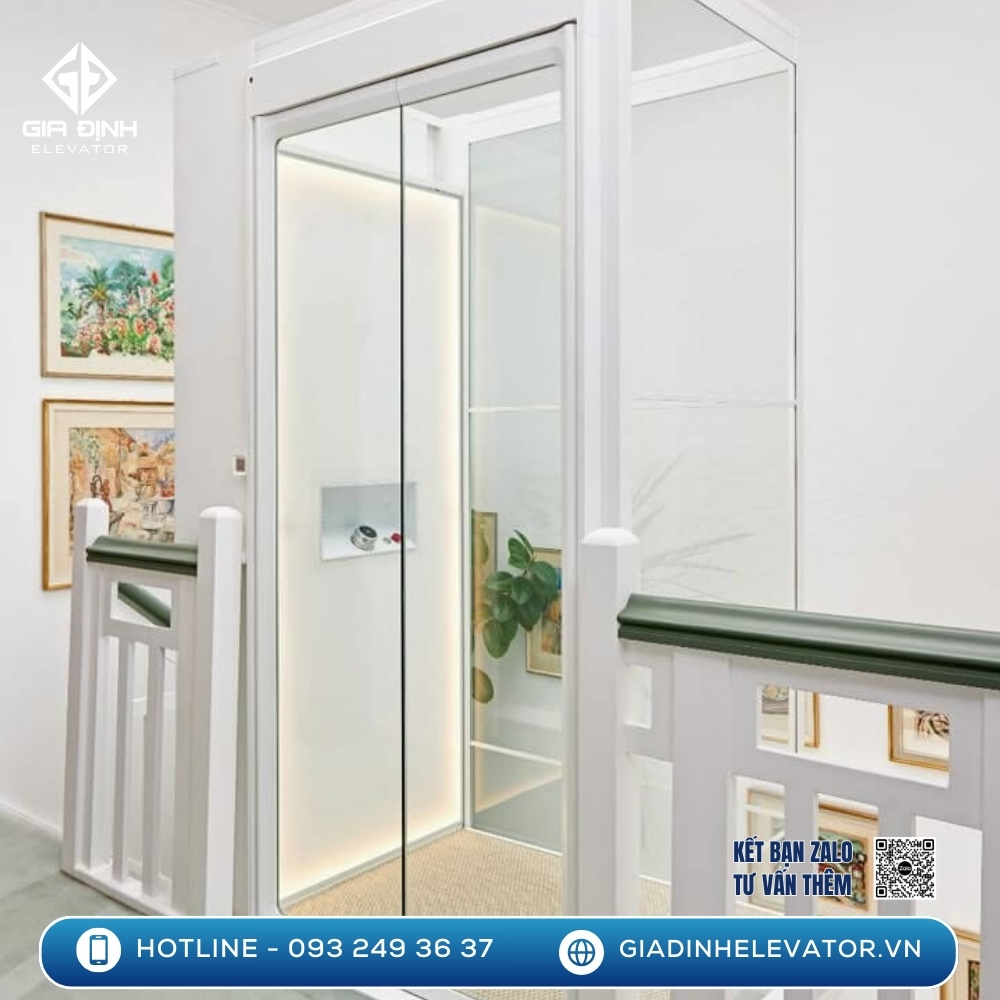 Mẫu thang máy mini màu trắng trang nhã, thiết kế lắp âm tường, phù hợp với biệt thự và nhà cải tạo. Giá thang máy gia đình 4 tầng