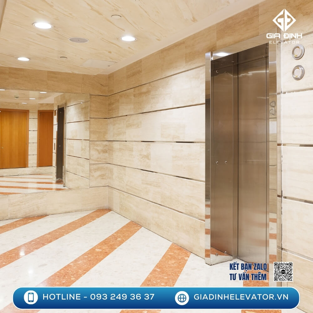 Thang máy mini đặt trong hành lang căn hộ cao cấp, tường ốp đá tự nhiên, phù hợp với thiết kế hiện đại.