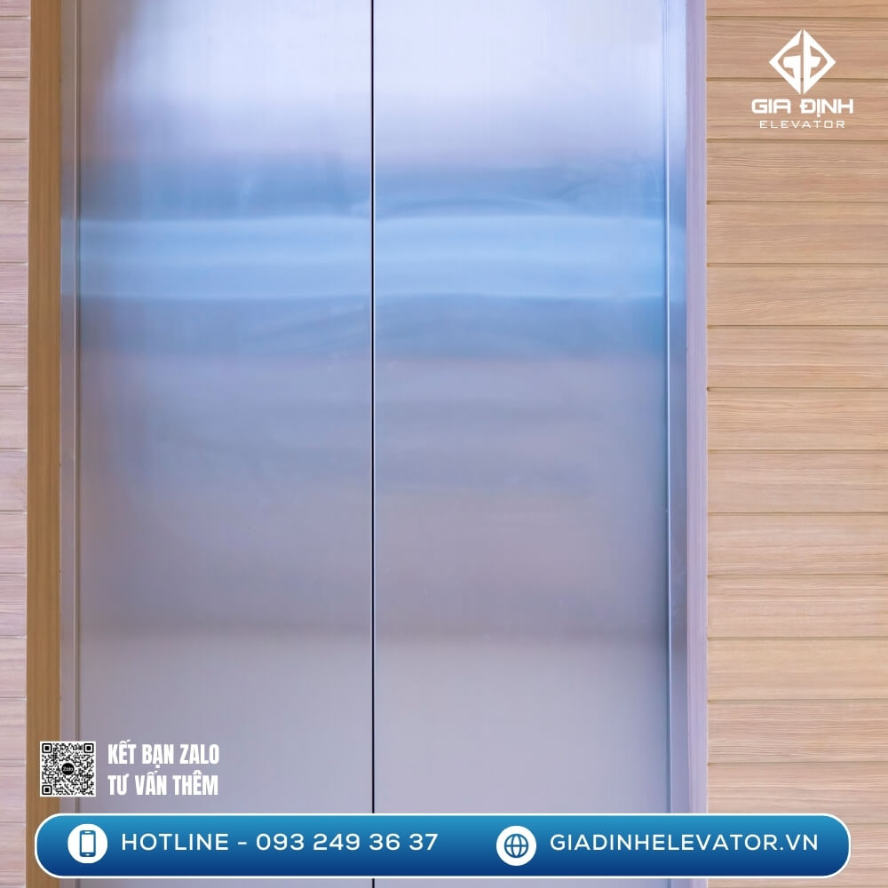 Thang máy ốp vách gỗ kết hợp cửa inox xước mờ, phong cách tối giản, phù hợp nhà phong cách Bắc Âu.