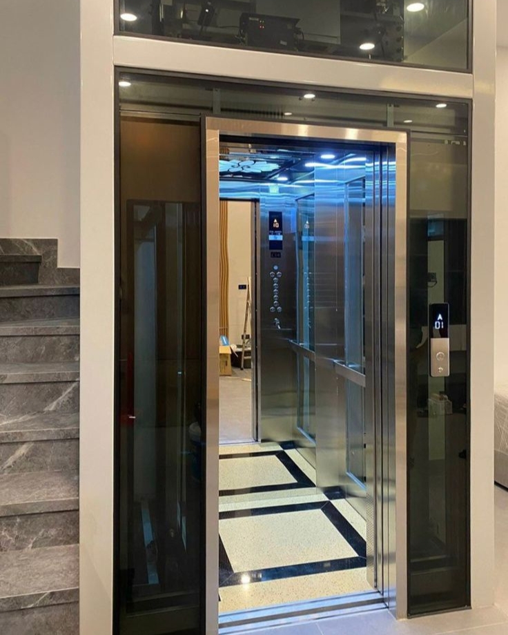 Thang máy gia đình khung inox, cửa kính cường lực, phù hợp 3–4 tầng