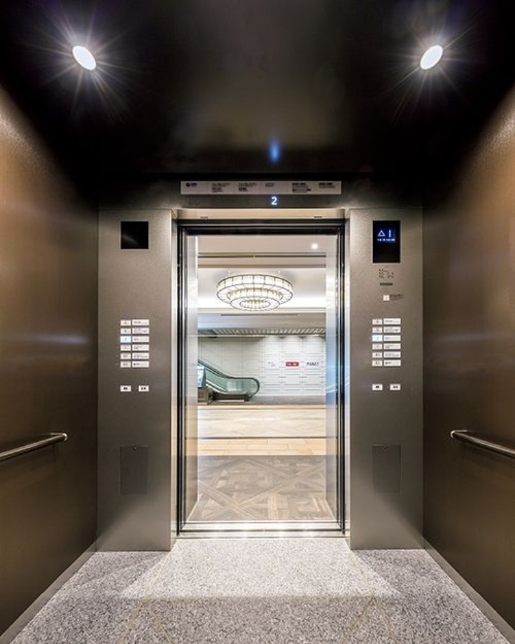 Thang máy inox tải trọng lớn, nội thất gọn gàng, phù hợp nhà nhiều tầng.