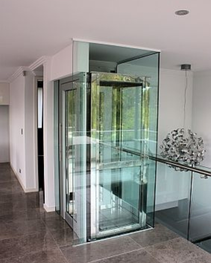 Thang máy mini cabin kính toàn phần, lắp đặt trong không gian mở.