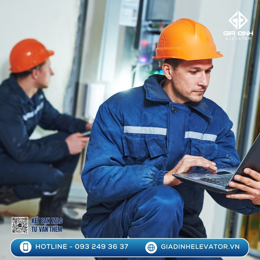 Kỹ sư Gia Định Elevator đang thi công công trình thực tế, phản ánh tác phong chuyên nghiệp và quy trình thi công bài bản.