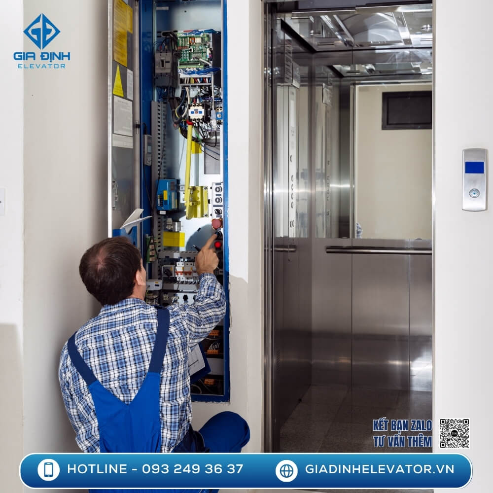 Kỹ thuật viên Gia Định Elevator đang thực hiện bảo trì thang máy mini cho nhà dân tại Quận Tân Phú. Thang máy gia đình Quận Tân Phú