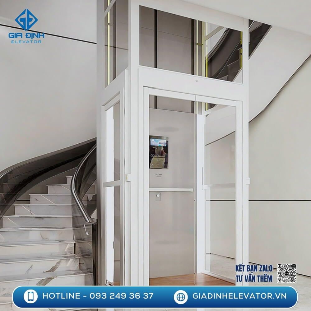 Thang máy mini lắp đặt trong giếng trời nhà phố Quận Tân Phú, sử dụng khung thép và kính cường lực.