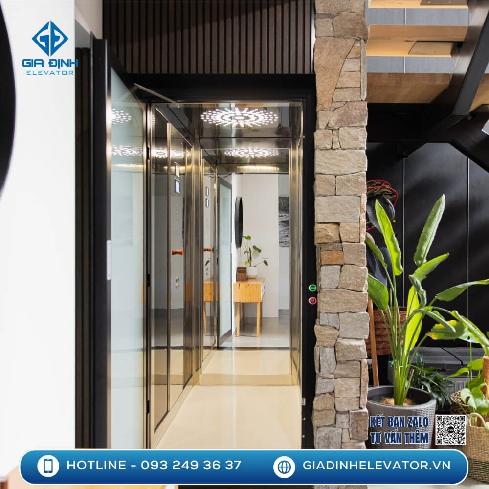 Thang máy kính hiện đại lắp trong biệt thự tại Quận Tân Phú, mang lại trải nghiệm đẳng cấp.